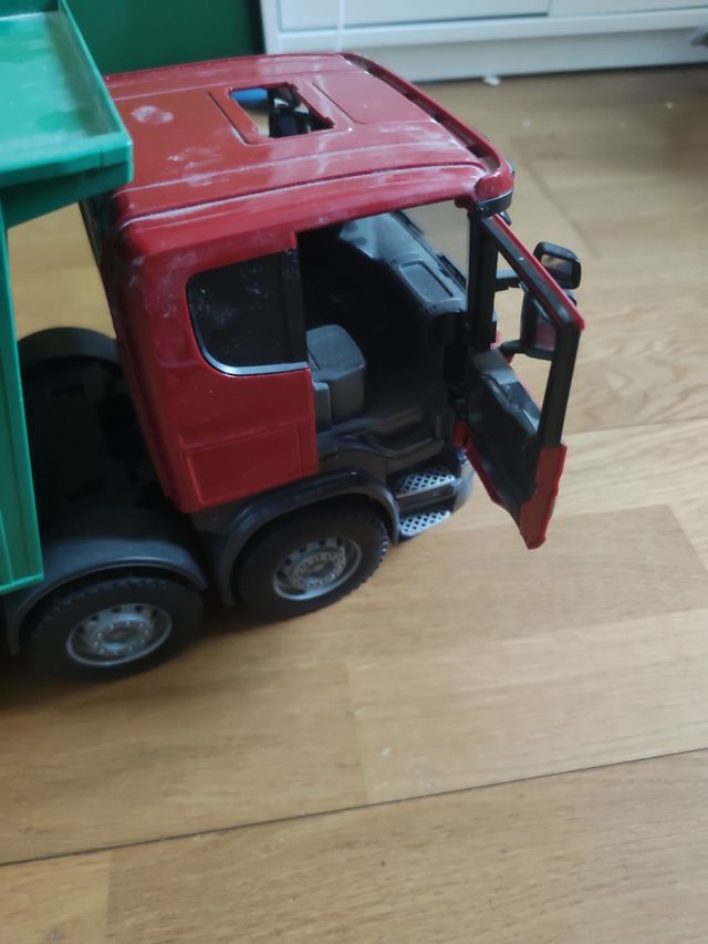 Camión Scania con volquete 