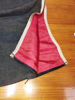 Falda vaquera plisada forro rojo