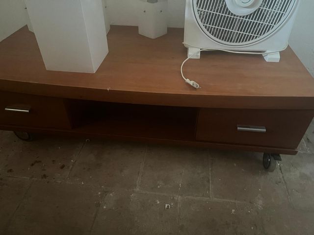 Mesa televisor con ruedas