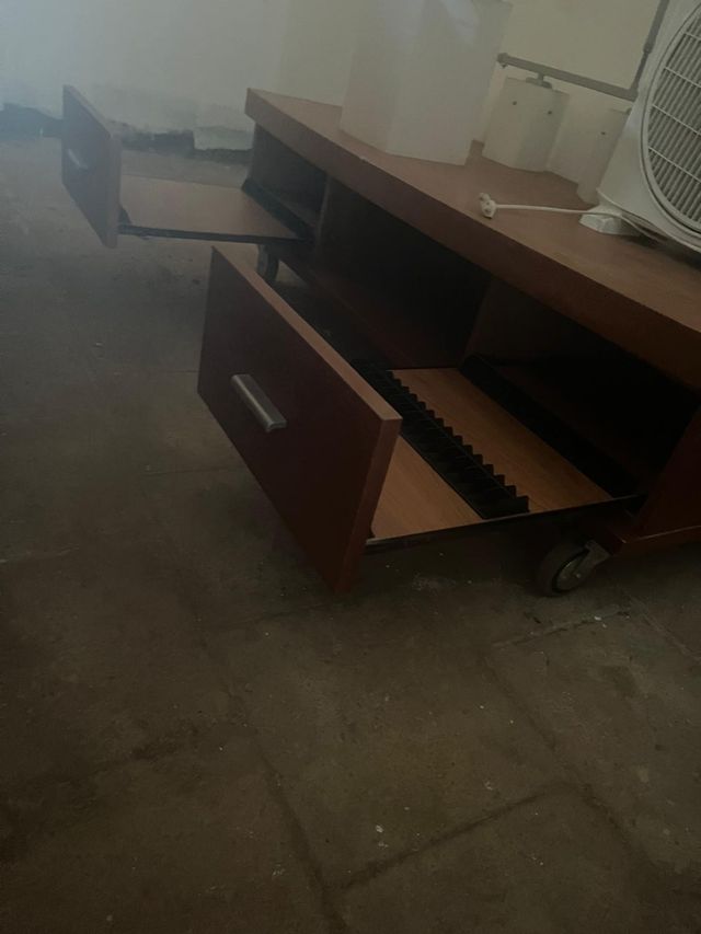 Mesa televisor con ruedas