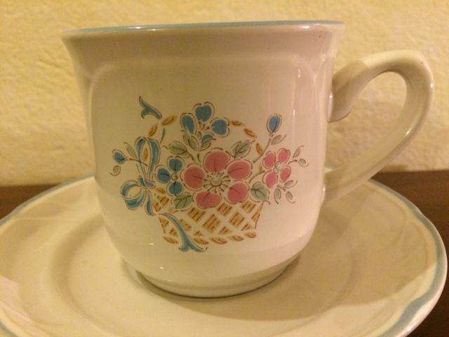 Tazza e piattino da the in ceramica.