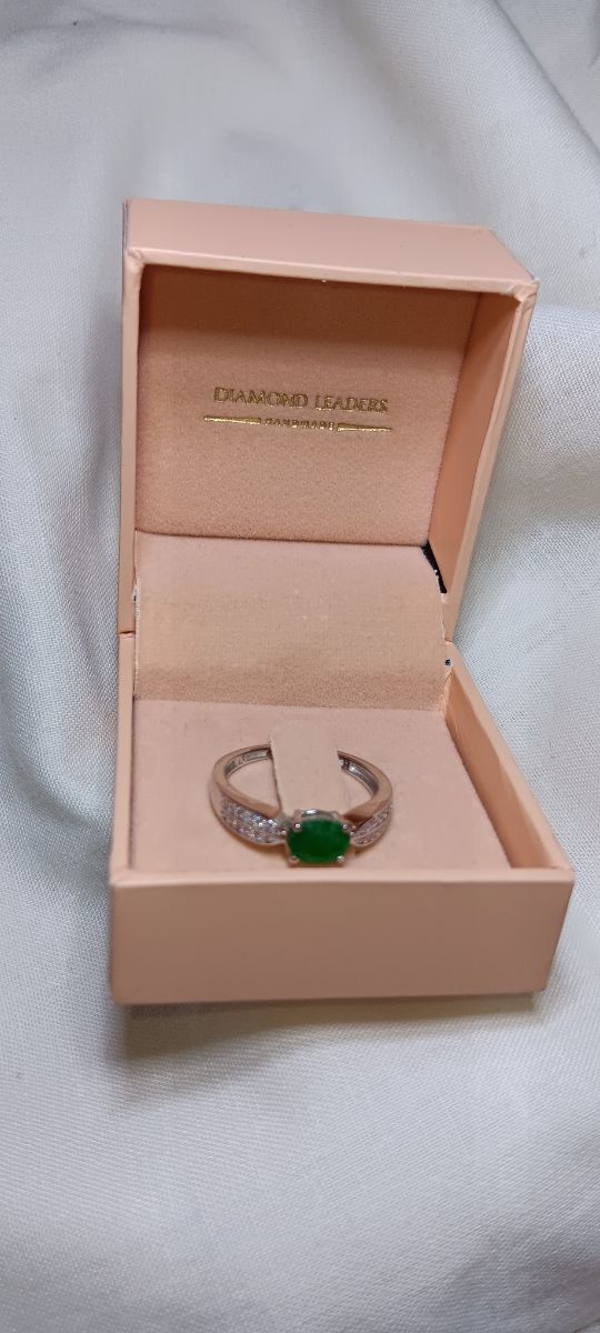 Anillo oro, esmeralda y diamantes