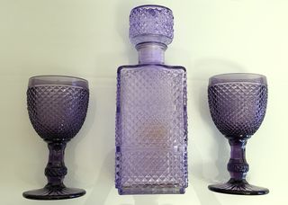 Copas y botella labradas