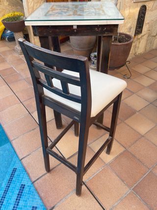 mesa  alta y sillas altas 