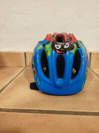 Casco infantil mariquitas