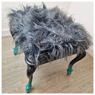 Taburete de pelo gris