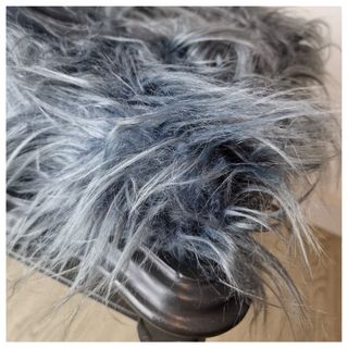Taburete de pelo gris