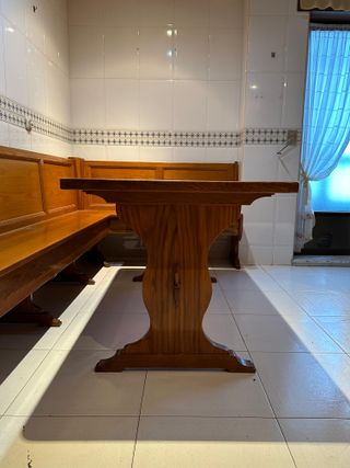 Rinconera y mesa de madera