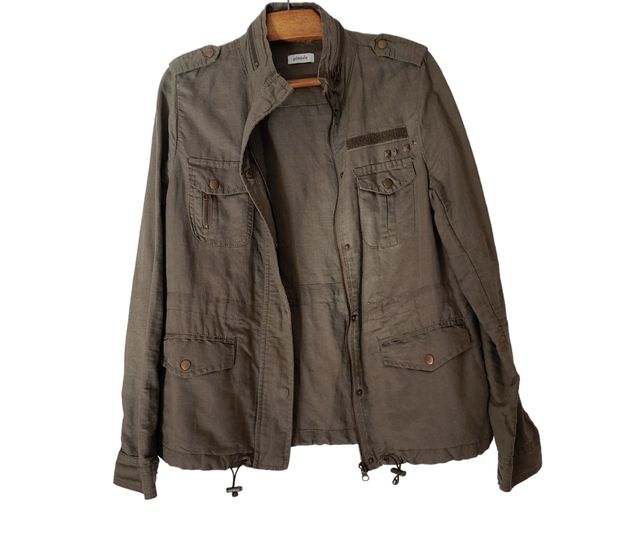 Cazadora estilo militar.