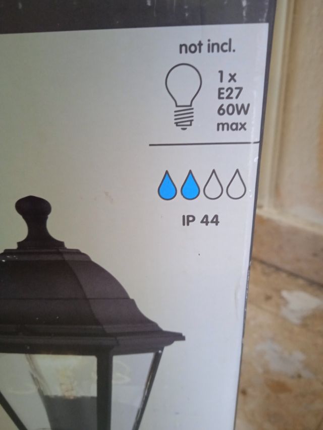 Faro jardín sobre muro 