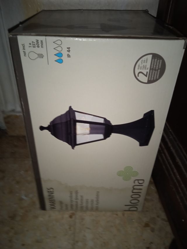 Faro jardín sobre muro 