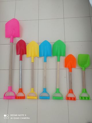  Palas de playa todas con mango de madera menos 1 