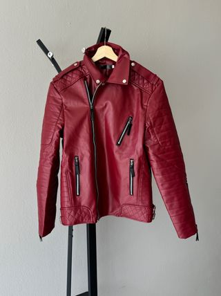 Cazadora de Cuero PU Grana. Estilo Clásico. Hombre