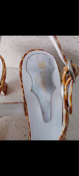 Sandalias Dansi súper nuevas
