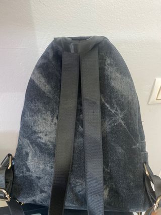 Mochila negra con parches