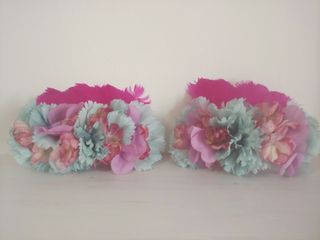 Hombreras de flores y plumas