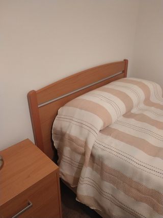 Dormitorio con dos camas de 90, cabecero y mesita