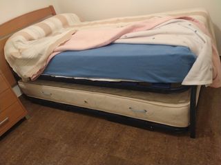 Dormitorio con dos camas de 90, cabecero y mesita