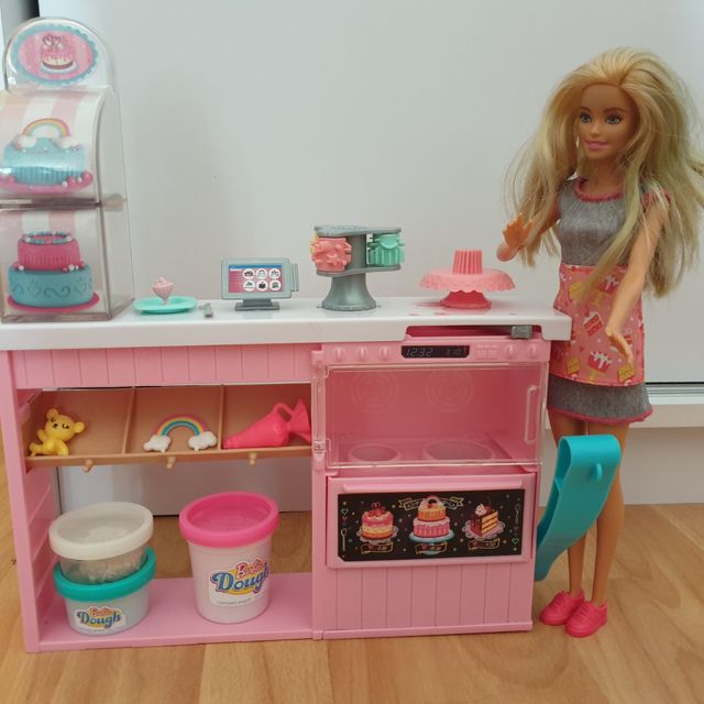Barbie pastelera y su pasteleria