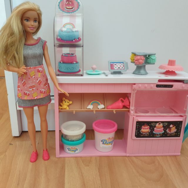 Barbie pastelera y su pasteleria