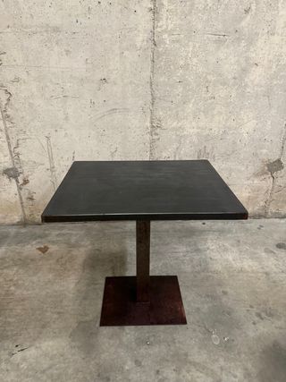Mesa industrial de hierro y piedra