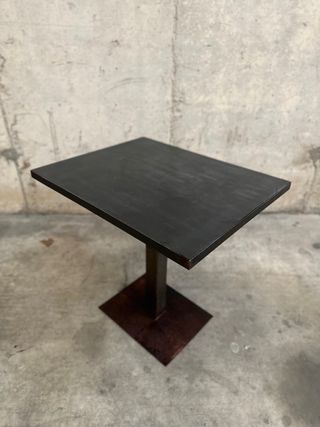 Mesa industrial de hierro y piedra