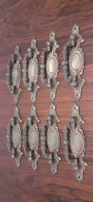 8 tiradores antiguos de metal patinado en bronce.