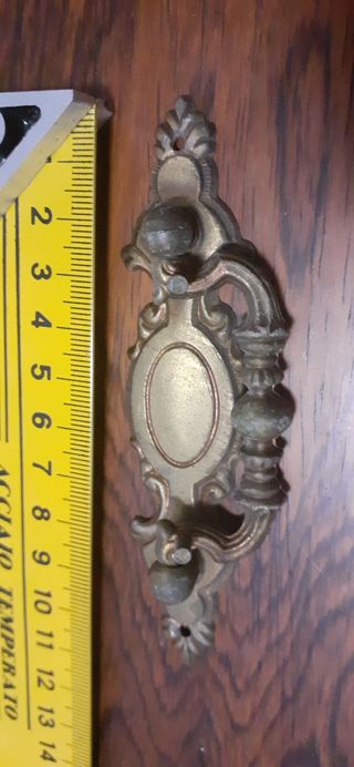 8 tiradores antiguos de metal patinado en bronce.