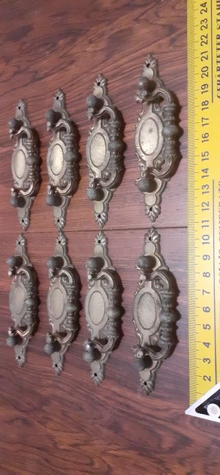 8 tiradores antiguos de metal patinado en bronce.