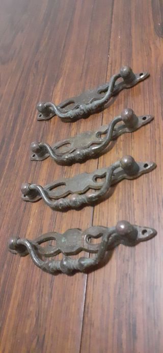 4 tiradores antiguos de metal patinado en bronce.