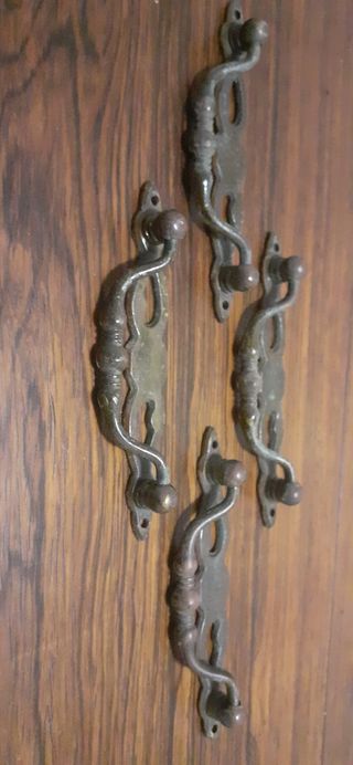 4 tiradores antiguos de metal patinado en bronce.