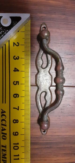 4 tiradores antiguos de metal patinado en bronce.