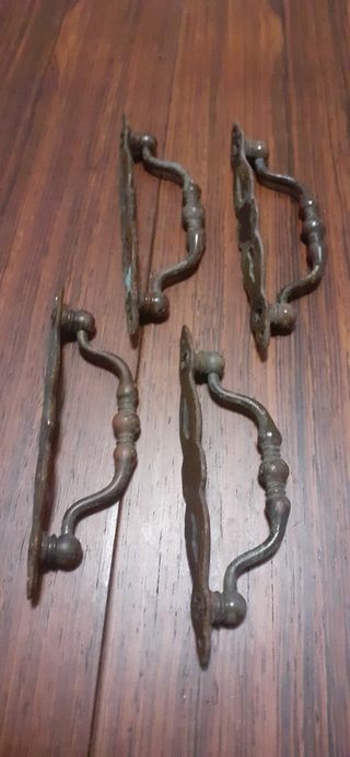 4 tiradores antiguos de metal patinado en bronce.