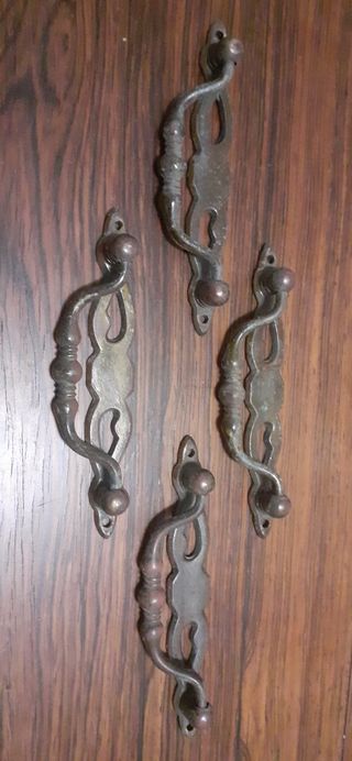 4 tiradores antiguos de metal patinado en bronce.