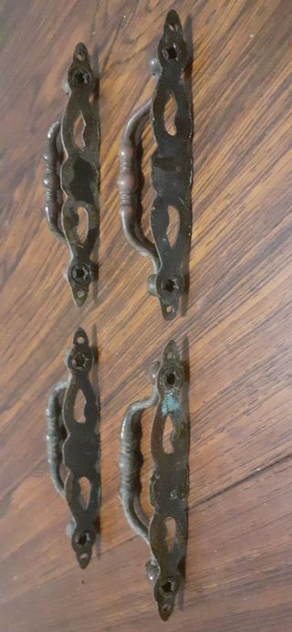 4 tiradores antiguos de metal patinado en bronce.