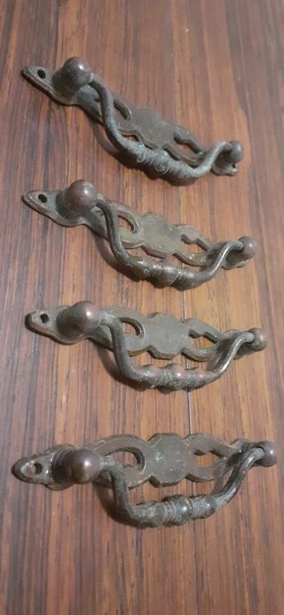 4 tiradores antiguos de metal patinado en bronce.