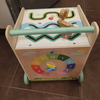 carro de madera con ruedas para niño