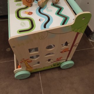 carro de madera con ruedas para niño