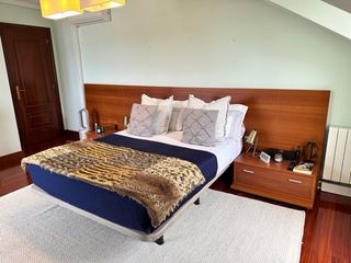 Elegantísimo cabecero con mesillas