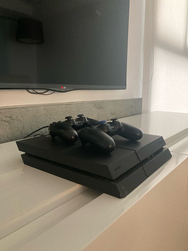 Playstation 4 + 5 juegos.