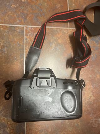 Cámara de fotos Nikon F70 y objetivo