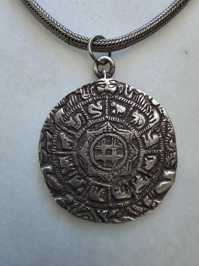 Catena in argento e medaglione azteco