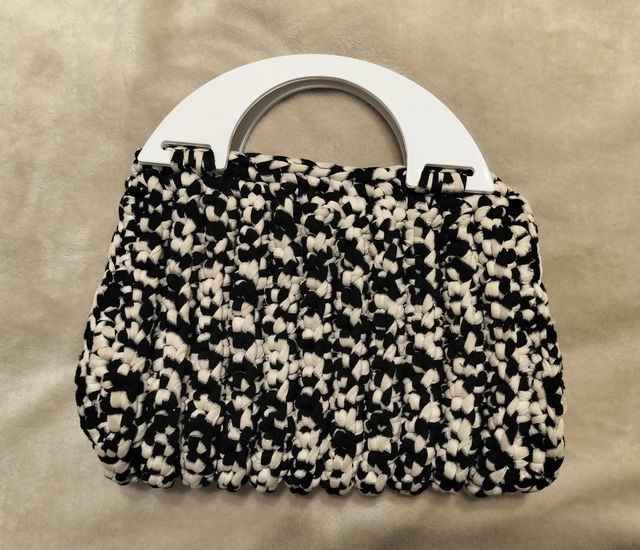 Borsa in fettuccia uncinetto bianco mero