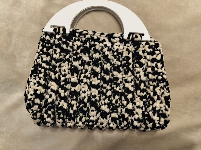 Borsa in fettuccia uncinetto bianco mero