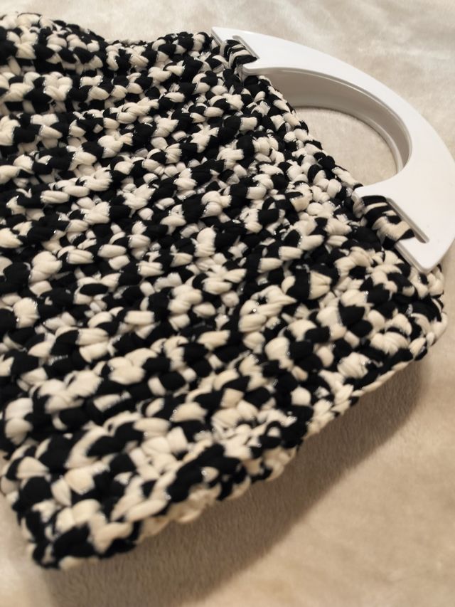 Borsa in fettuccia uncinetto bianco mero