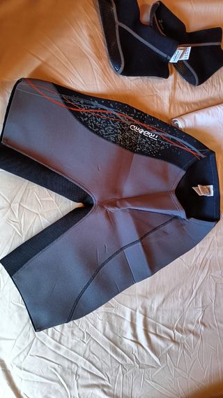 Abbigliamento per sport acquatici con protezione solare