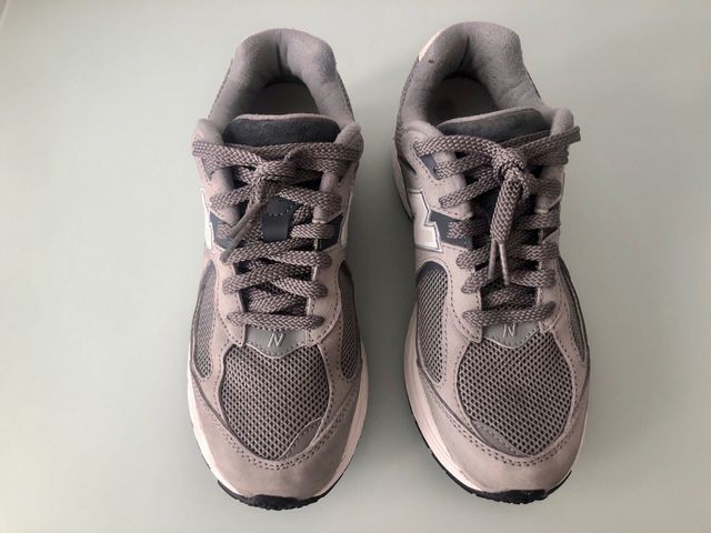 Zapatillas New Balance 2002R con desperfectos