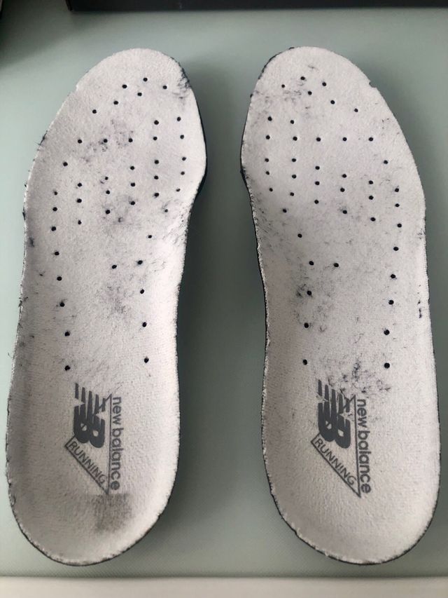 Zapatillas New Balance 2002R con desperfectos