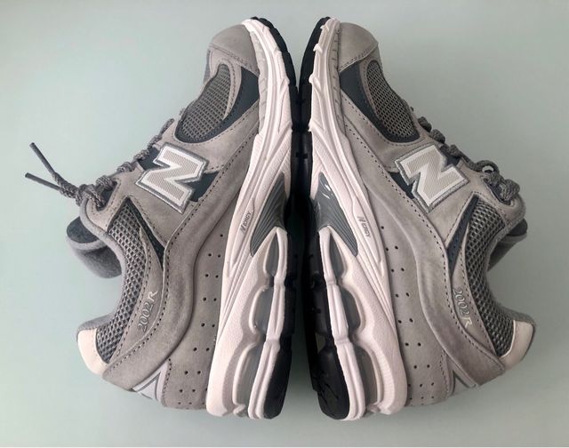 Zapatillas New Balance 2002R con desperfectos