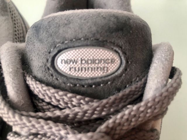 Zapatillas New Balance 2002R con desperfectos